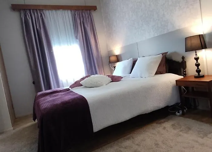 Kortteer Pinkki Huone Проживание в семье Раума