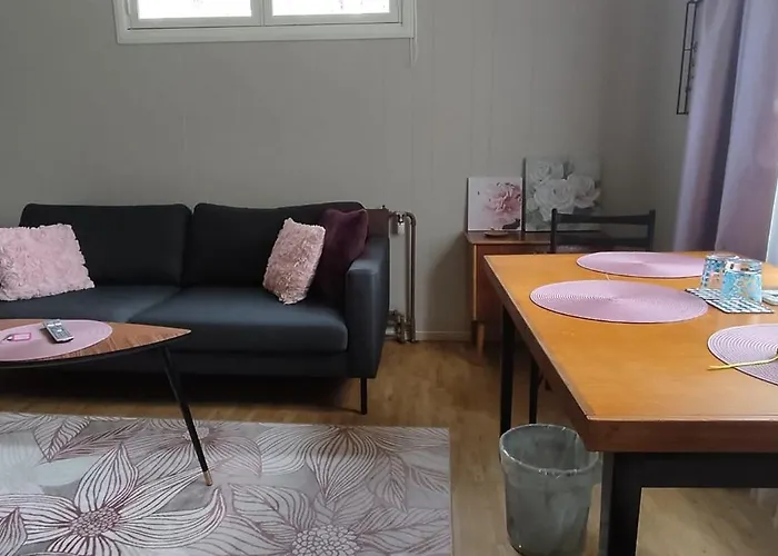 Kortteer Pinkki Huone Проживание в семье Раума